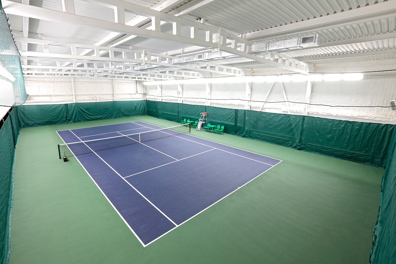 Крытый теннисный корт на территории комплекса Таёжные бани